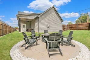 A house with a patio area featuring outdoor furniture and a covered section. - 🤠 Welcome to the Stockyards Stable: fire pit, walk to Stockyards & Billy Bob’s! (Fort Worth)