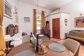 Unclassified image, 2 of 52, button - Amoret (Dubrovnik)