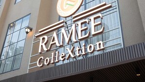 Um edifício com uma placa que diz 'RAMEE Collection'.