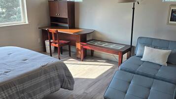 3 bedrooms, desk, iron/ironing board, WiFi (free)