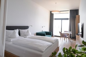 Cofres nos quartos, cortinas blackout, quartos à prova de som