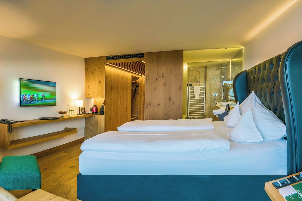Habitación Deluxe doble, vistas al lago | Caja fuerte, cortinas opacas, sistema de insonorización