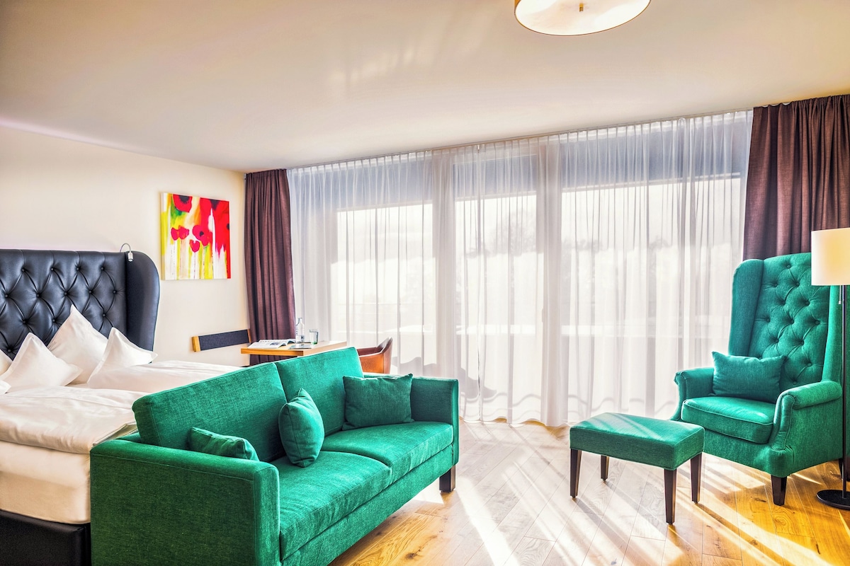 Junior-Suite, Balkon, Seeblick | Wohnbereich