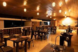 Outdoor dining - Falling Waters (Devikolam)