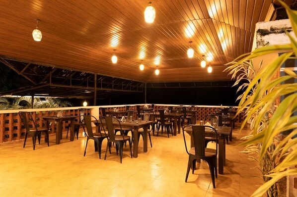 Outdoor dining - Falling Waters (Devikolam)