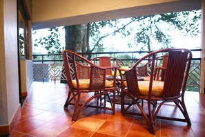Outdoor dining - The Tall Trees (Devikolam)
