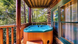 Un jacuzzi de madera en una terraza de madera, con vista a árboles.