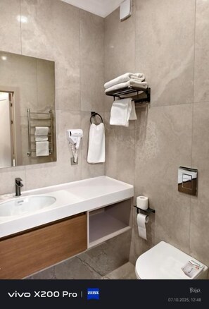 Luxury Suite, Mountain View | Bathroom | Shower, free toiletries, hair dryer, slippers - Radamis Dom (Almaty)
