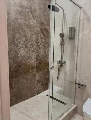 Luxury-Doppelzimmer, Bergblick | Badezimmer | Dusche, kostenlose Toilettenartikel, Haartrockner, Hausschuhe