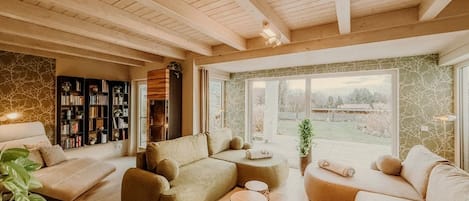 Una sala de estar moderna con un sofá modular, una mesa de centro y una estantería.