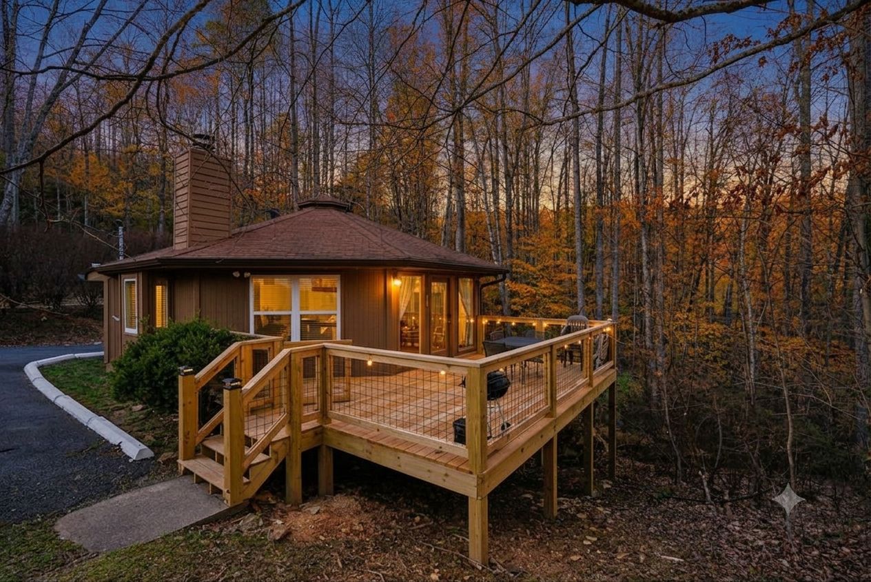 Een chalet met terras, omringd door bomen.