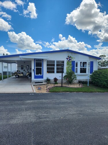 2-bedroom mobile home in charming Buttonwood Bay, a 55+ community in Sebring,