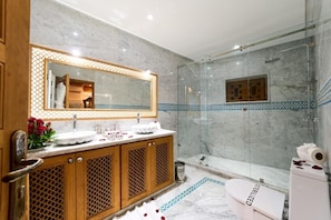 Superior Suite | Bathroom | Shower, free toiletries, hair dryer, towels - Riad May Fes Original & Spa (Fès)