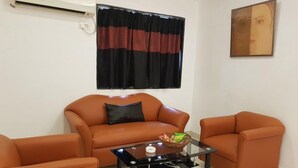 Living area - OYO Premium Rowland Road (Kolkata)