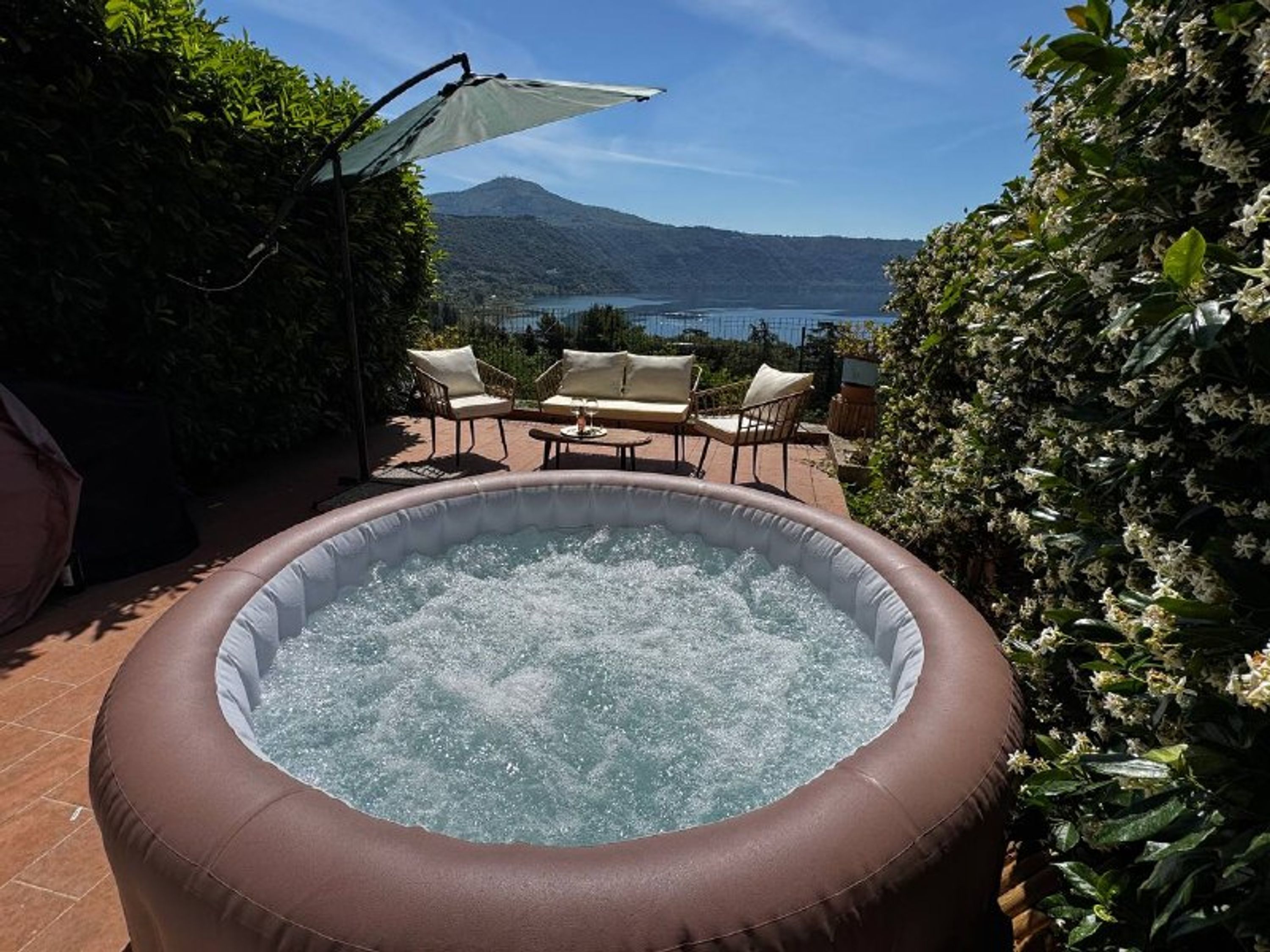 An outdoor hot tub with a view of a lake and mountains. - La Terrazza sul Lago -lake Peace - Wonderful View (Castel Gandolfo)