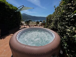 An outdoor hot tub with a view of a mountainous landscape. - La Terrazza sul Lago -lake Peace - Wonderful View (Castel Gandolfo)