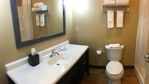 Bathroom - Baymont Inn & Suites Crystal City (Crystal City)
