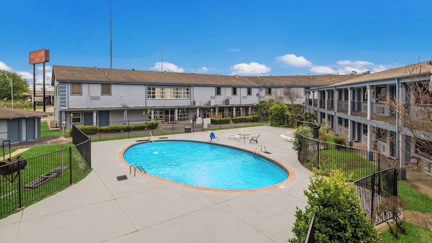 Pool - Rodeway Inn Conference Center Beaumont TX (Beaumont)