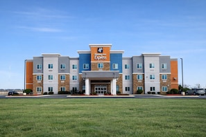 Edificio di un Holiday Inn Express dal design moderno, con ingresso centrale e diversi piani.