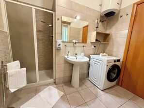 Shower, bidet, towels, soap - CASA VACANZA da ELENA 3 - Bilocale in prossimità di Stazione Verona Porta Nuova (Verona)
