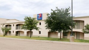 A hotel with a sign indicating it is a Studio 6. - Studio 6 Lubbock TX Medical Center (Lubbock)