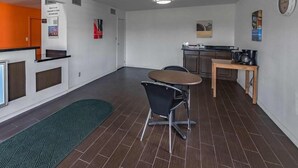 Dining - Motel 6 Giddings, TX (Giddings)