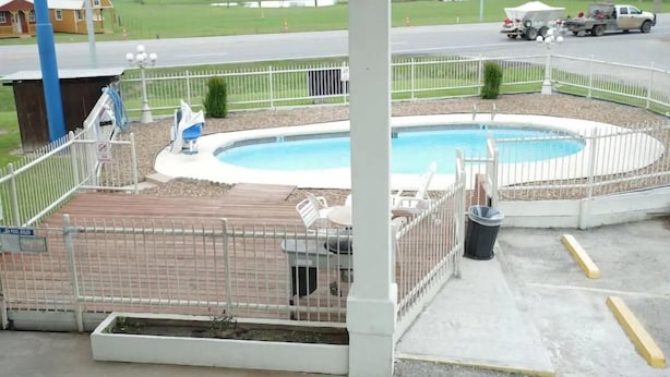 Pool - Motel 6 Giddings, TX (Giddings)
