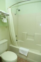 Un baño con inodoro, bañera y ducha.