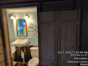 Bathroom - Quaint 3-bedroom cabin in Stonington perfect for relaxing getaways (Stonington)