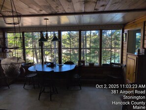 Dining - Quaint 3-bedroom cabin in Stonington perfect for relaxing getaways (Stonington)