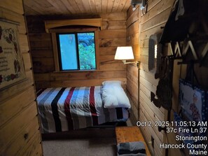 Room - Quaint 3-bedroom cabin in Stonington perfect for relaxing getaways (Stonington)
