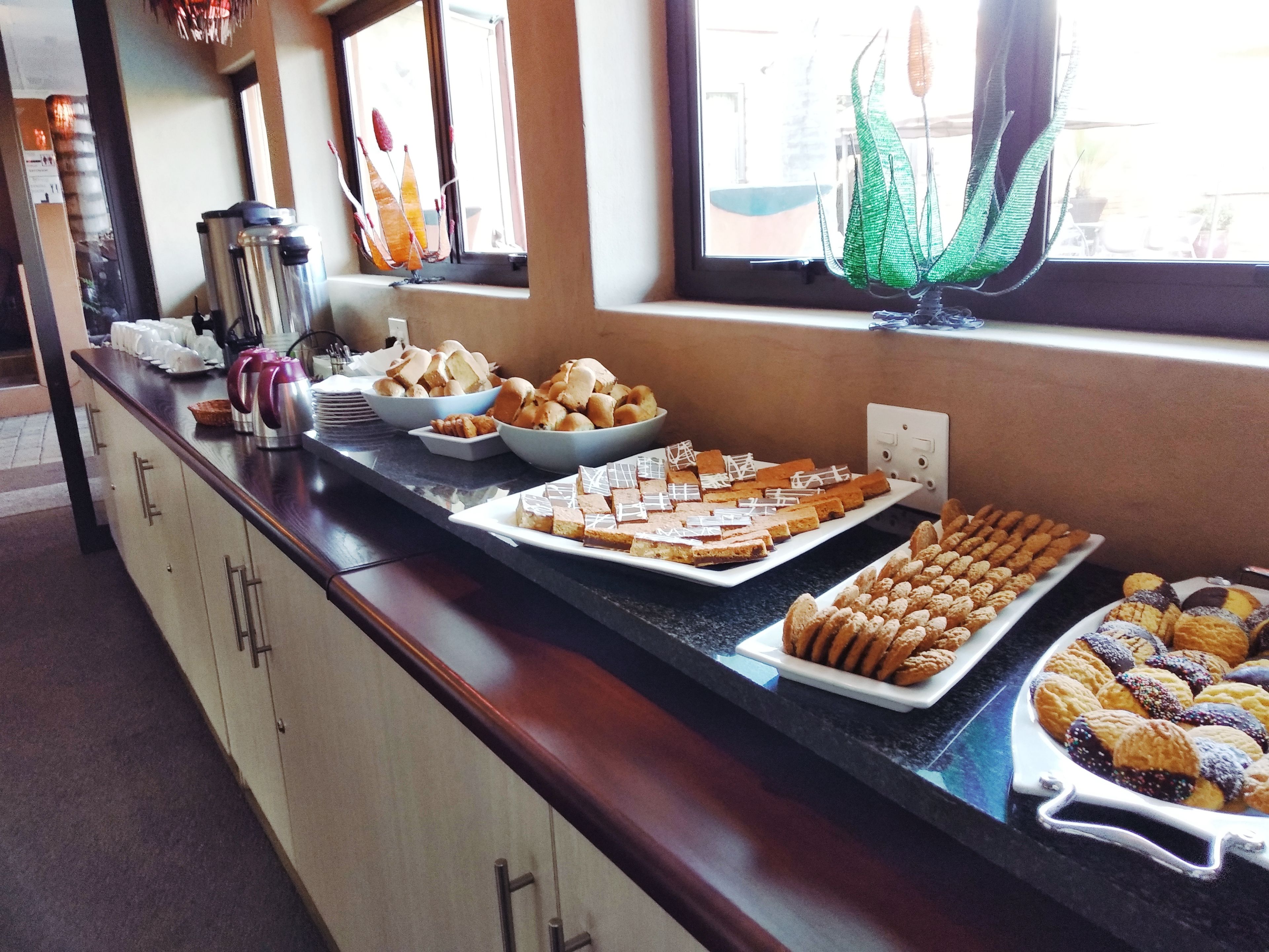 Een buffet met diverse gerechten en een koffiehoek.