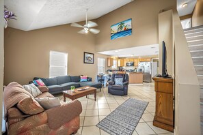 Living area - The Retro Cove: Minutes to beach, 2 Pools (Panama City Beach)