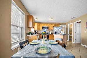 Dining - The Retro Cove: Minutes to beach, 2 Pools (Panama City Beach)