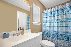 Bathroom - The Retro Cove: Minutes to beach, 2 Pools (Panama City Beach)