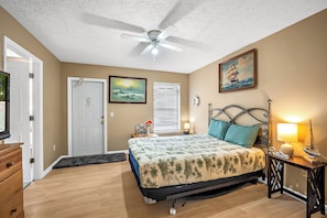 Room - The Retro Cove: Minutes to beach, 2 Pools (Panama City Beach)