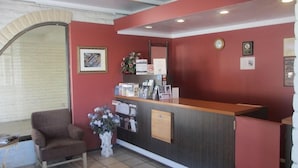 Lobby - El Rancho Motel (Lodi)
