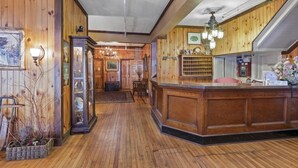 Lobby - The Pines Inn Lake Placid (Lake Placid)
