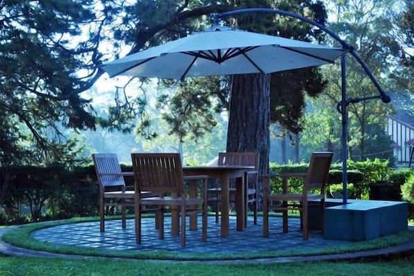 Outdoor dining - Hill Cottage (Nuwara Eliya)