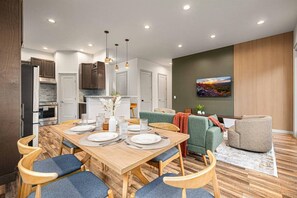 Dining - Sleeps 26 | Pickleball+Game Room+Theater+Sauna (Leicester)