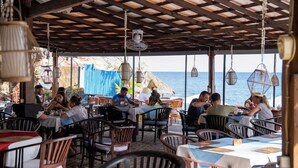 Outdoor dining - Amed Cafe and Hotel Kebun Wayan (Karangasem)