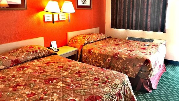Room - Americas Best Inns Moline (Moline)