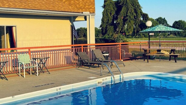 Pool - Bayshore Inn (Port Clinton)