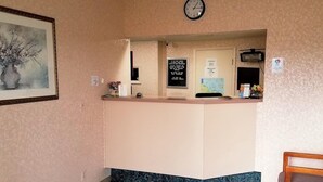 Lobby - Bayshore Inn (Port Clinton)