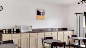 Dining - Wave Hotels (Monroe)