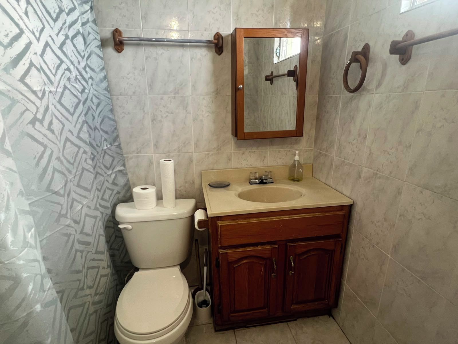 Serviettes fournies, savon, papier toilette