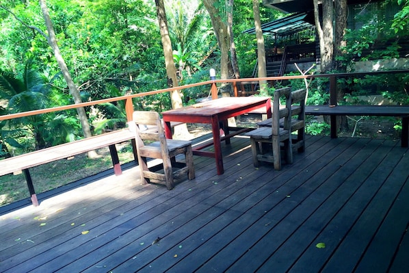 Outdoor dining - Baan Parimtarn Kanchanaburi (Kanchanaburi)