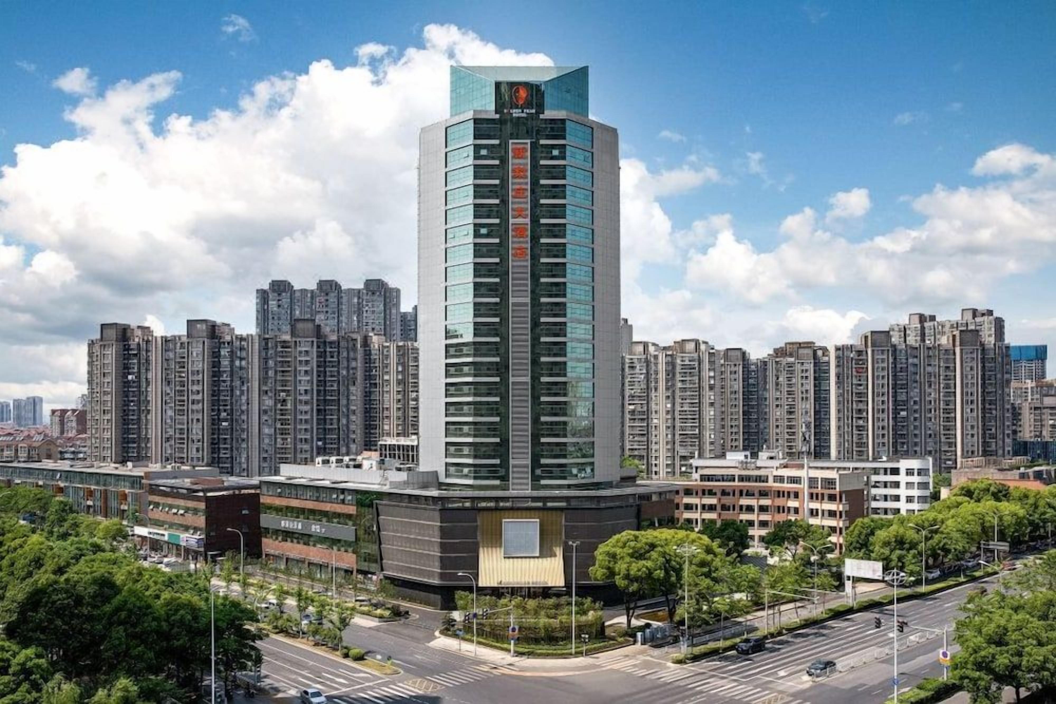 Ein hoch aufragendes Hotel mit modernem Design, umgeben von weiteren Wolkenkratzern.