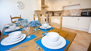 Dining - Hamilton Grace Wessex Court Apartments (Swindon)