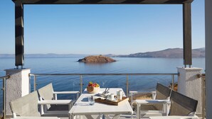 Outdoor dining - Eleia Seafront Villas (Lesvos)